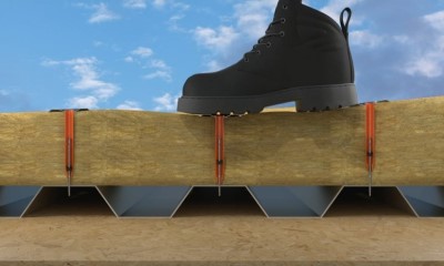 Schoen op de dakopbouw het BSA systeem van SFS zorgt voor stapzekerheid op staaldak met afschotisolatie